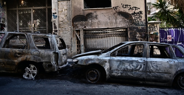 Νέα κόντρα Δούκα – Μπακογιάννη για τον Λόφο του Στρέφη μετά τις μολότοφ στα Εξάρχεια