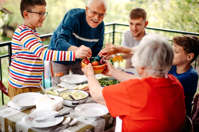 ΟΔΗΓΙΕΣ ΓΙΑ ΑΣΦΑΛΕΣ ΠΑΣΧΑΛΙΝΟ ΤΡΑΠΕΖΙ, ΣΥΣΤΑΣΕΙΣ ΓΙΑ ΑΓΟΡΑ, ΑΠΟΘΗΚΕΥΣΗ ΚΑΙ ΣΩΣΤΟ ΧΕΙΡΙΣΜΟ ΤΡΟΦΙΜΩΝ