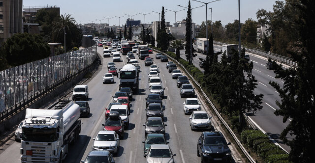 Έξοδος Πάσχα - Κίνηση τώρα στους δρόμους live: Καθυστερήσεις 30΄ στην Αττική οδό, γεμάτα τα πλοία και τα ΚΤΕΛ