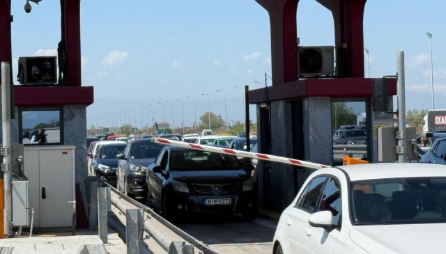 Έξοδος Πάσχα: Αυξημένη κίνηση στα διόδια των Μαλγάρων - Ανοίγουν τις μπάρες για να αποσυμφορηθεί η κίνηση