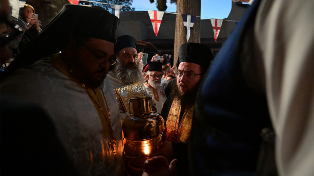 Στο Μετόχι του Πανάγιου Τάφου το Άγιο Φως, μεταφέρεται σε όλη την Ελλάδα - Δείτε βίντεο, φωτογραφίες
