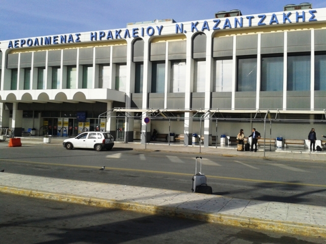 «Θεριακλής» τουρίστας άναψε τσιγάρο στην πίστα του αεροδρομίου Ηρακλείου και συνελήφθη