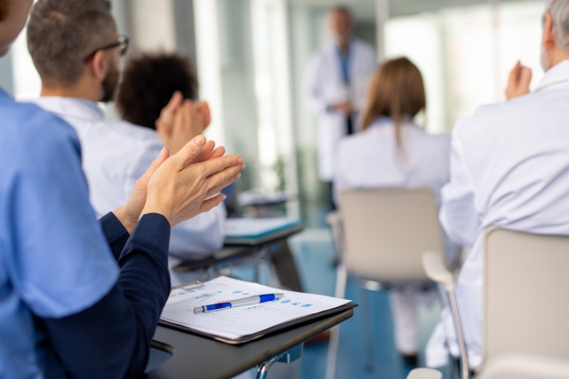 Brain drain: Ποιες χώρες προτιμούν οι Έλληνες γιατροί - Πόσοι έχουν φύγει την τελευταία δεκαετία