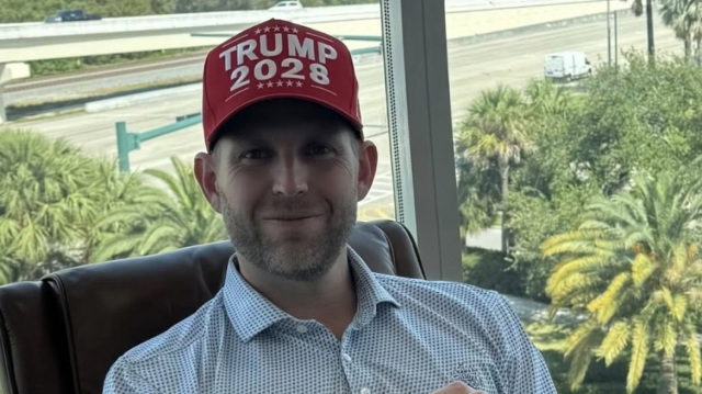 Καπελάκια ;Trump 2028; πωλούνται στο ηλεκτρονικό κατά&sig