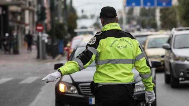 Χειροπέδες σε 13 άτομα στη Θεσσαλονίκη: 11 οδηγούσαν χωρίς δίπλωμα, δύο μεθυσμένοι