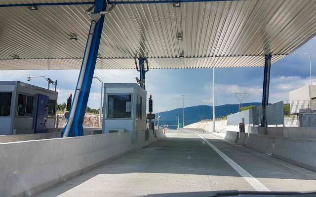 Εκτροπή νταλίκας στην Εγνατία Οδό μετά τα διόδια Μαλακασίου στο ρεύμα προς Θεσσαλονίκη