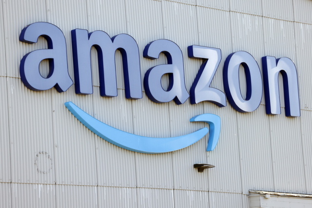 Η Amazon διαψεύδει ότι σχεδιάζει να αναγράφει το κόστος των δασμών Τραμπ στην πλατφόρμα της προϊόντα της 