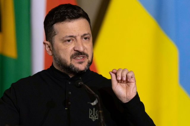 Απαραίτητη η διεθνής πίεση για να σταματήσει η Ρωσία τις επιθέσεις, αγνοεί την πρόταση κατάπαυσης πυρός, λέει ο Ζελένσκι