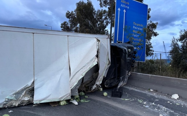 Τροχαίο με ανατροπή νταλίκας στον Σκαραμαγκά - Κλειστό το ρεύμα της Αθηνών-Κορίνθου προς Αθήνα, μποτιλιάρισμα στο σημείο