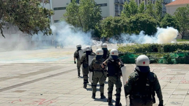 ΑΠΘ: Αποχώρησαν τα ΜΑΤ από το Στέκι Φυσικού μετά τα επεισόδια με πέτρες και δακρυγόνα