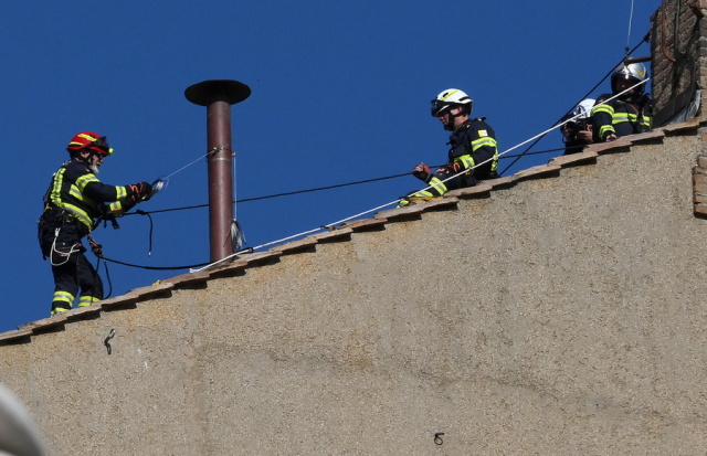 Στήθηκε η καμινάδα στην Καπέλα Σιστίνα - Αντίστροφη μέτρηση για το κονκλάβιο, δείτε φωτογραφίες