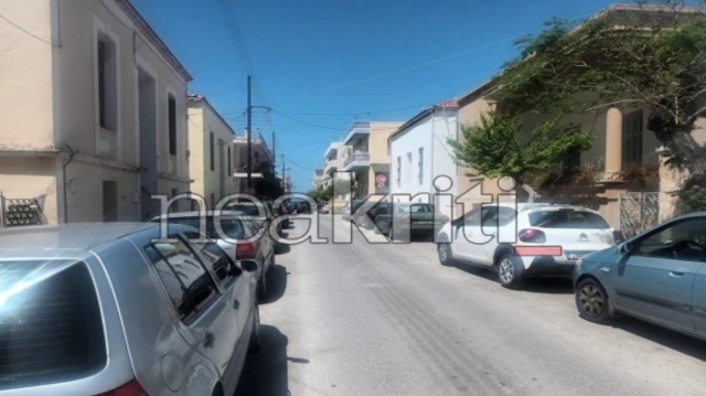 «Στο τσακ δεν έφαγα το τσεκούρι στο κεφάλι», λέει ο διανομέας στα Χανιά για την επίθεση που δέχθηκε