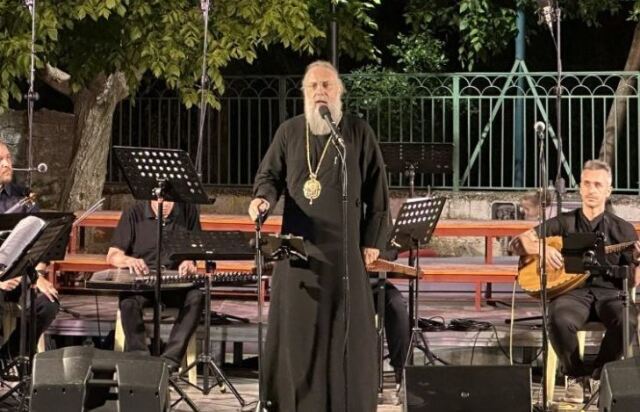 Τρίκαλα: Ο Μητροπολίτης πήρε πάλι το μικρόφωνο και αφιέρωσε ένα τραγούδι στους γονείς του