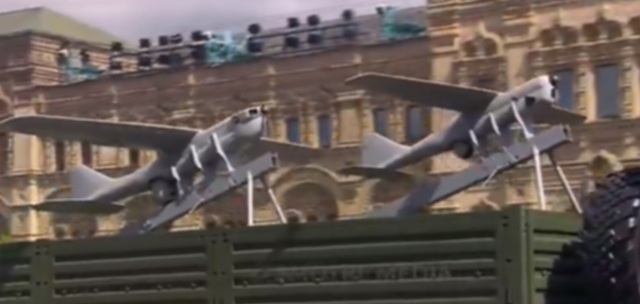 Για πρώτη φορά στρατιωτικά drones συμμετείχαν σε παρέλαση στη Μόσχα για την Ημέρα της Νίκης - Δείτε βίντεο