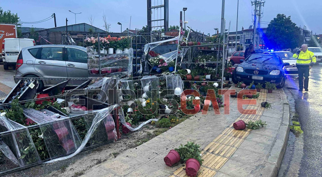Οδηγός έχασε τον έλεγχο του οχήματος στα Ιωάννινα και διέλυσε ράφια - Δείτε φωτογραφίες
