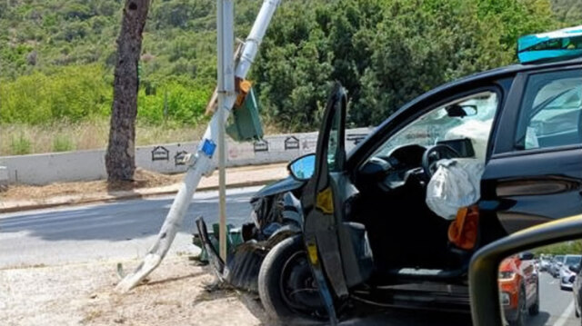 Ραφήνα: Τροχαίο στη Λεωφόρο Μαραθώνος στο ύψος της Καλλιτεχνούπολης, έπεσαν πάνω στο φανάρι