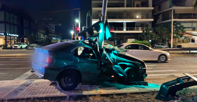 Τροχαίο με τέσσερις τραυματίες στην παραλιακή - Αυτοκίνητο καρφώθηκε σε φανάρι, δείτε βίντεο