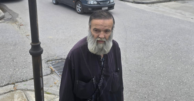 Θρήνος στην κηδεία της 52χρονης στη Λάρισα - Συντετριμμένος ο πατέρας της, «θέλω να ρωτήσω  τον εγγονό μου γιατί το έκανε», δείτε βίντεο