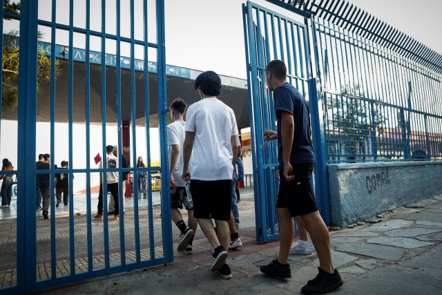 Καρατομείται η γυμνασιάρχης στην Αχαΐα που έβαζε μαθητές να ζητούν γονατιστοί συγγνώμη