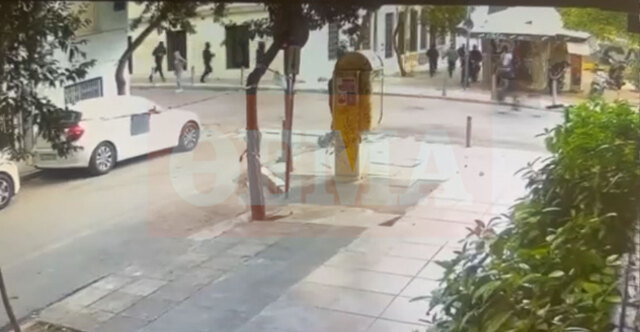 Δείτε βίντεο: Η στιγμή που άτομα βγαίνουν από τη Νομική μετά την επίθεση στον φοιτητή