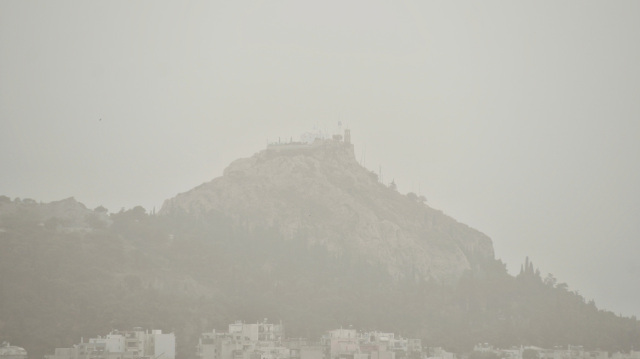 Αποπνικτική ατμόσφαιρα από την αφρικανική σκόνη σε πολλές περιοχές - Δείτε βίντεο και φωτογραφίες