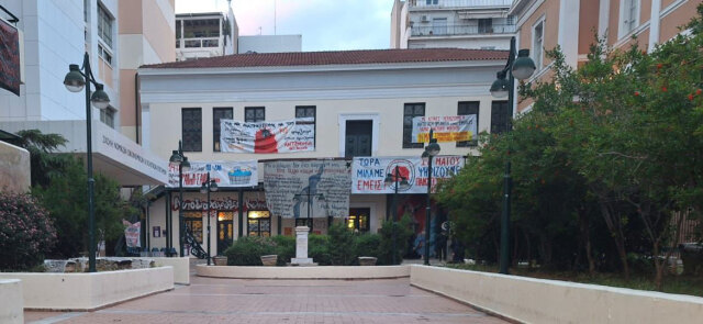 «Λίφτινγκ» στη Νομική - Καθάρισαν τους τοίχους από τα γκράφιτι και απομάκρυναν τα πανό, δείτε φωτογραφίες και βίντεο