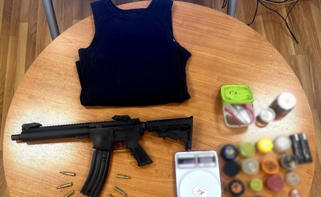 Έφοδος του ελληνικού FBI σε σπίτι στους Θρακομακεδόνες - Δύο συλλήψεις για όπλα και ναρκωτικά