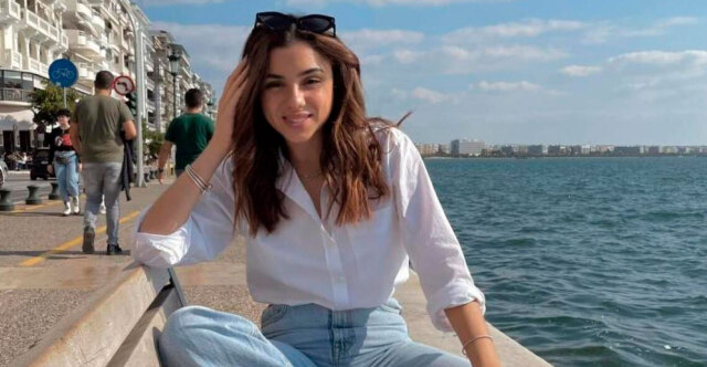 Συγκινεί η μητέρα της Έμμας Καριωτάκη, έλαβε το πτυχίο της «πιο όμορφης κτηνιάτρου του παραδείσου»