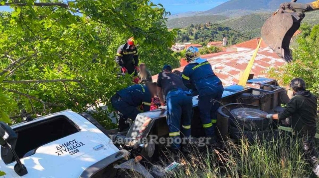 Όχημα αναποδογύρισε στη Στυλίδα - Στήθηκε επιχείρηση απεγκλωβισμού εργαζομένου, δείτε φωτογραφίες