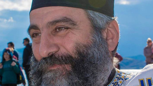 «Ζούμε στην εποχή που χάνονται άνθρωποι σε πλατείες γεμάτες κόσμο» - Τι δηλώνει ο ιερέας που έσωσε 2χρονο με ΚΑΡΠΑ στη Λήμνο