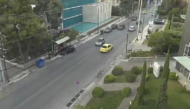 Βίντεο ντοκουμέντο από τη στιγμή που το ΙΧ πέφτει πάνω στη στάση λεωφορείου στο Χαλάνδρι