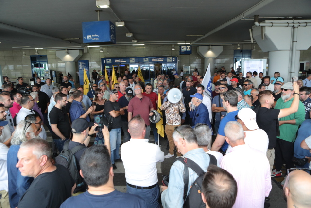 Απεργία και κινητοποιήσεις οδηγών ταξί στην Αττική - Διαμαρτυρήθηκαν στο «Ελευθέριος Βενιζέλος», δείτε βίντεο και φωτογραφίες