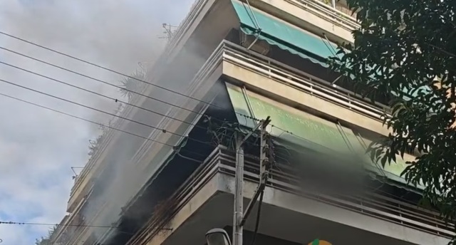Φωτιά σε διαμέρισμα στην Καλλιθέα: Ηλικιωμένος εγκλωβίστηκε στο μπαλκόνι, τρομαγμένος έλεγε πως ήθελε να πηδήξει