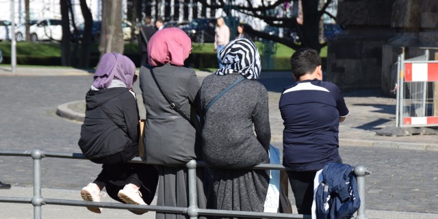 Μεταναστευτικό: Τέλος στις επανενώσεις οικογενειών και κατάργηση στην πολιτογράφηση «εξπρές» από τη Γερμανία