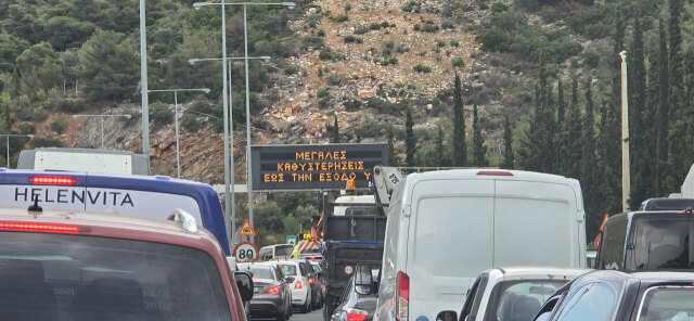 Κίνηση στους δρόμους τώρα live: Φορτηγό έπεσε πάνω σε πινακίδες στην Περιφερειακή Υμηττού - Μόνο μια λωρίδα ανοιχτή, μεγάλο μποτιλιάρισμα