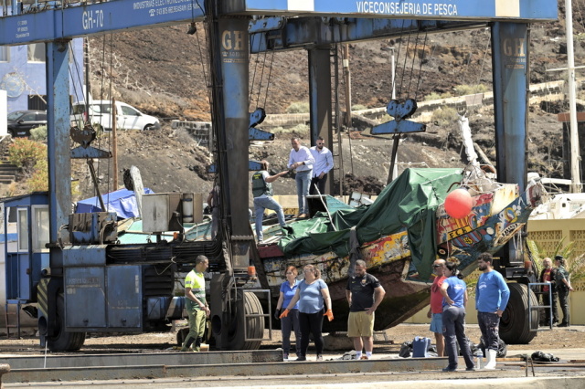 Στα Κανάρια Νησιά, όπου πνίγηκαν πριν φτάσουν με τη βάρκα τους, τάφηκαν επτά γυναίκες και παιδιά