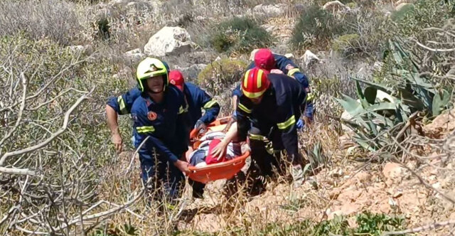 Αυτοκίνητο έπεσε στον γκρεμό στα Λιμανάκια Βουλιαγμένης - Απεγκλωβίστηκαν δύο άτομα, δείτε φωτογραφίες