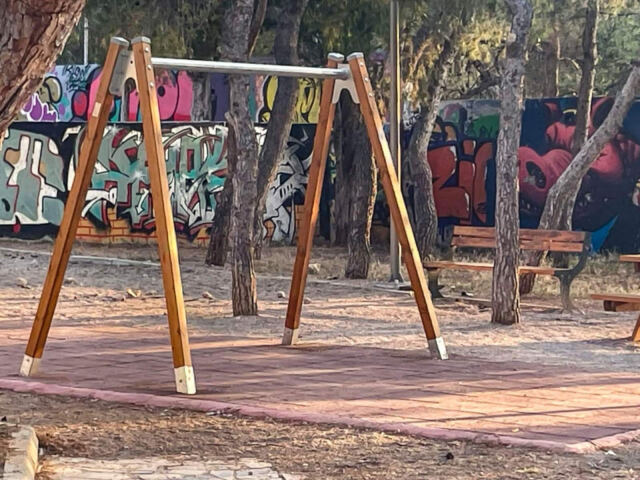 «Έγδυσαν» παιδική χαρά στη Νίκαια – Έκλεψαν ακόμα και τις αλυσίδες από τις κούνιες, δείτε φωτογραφίες