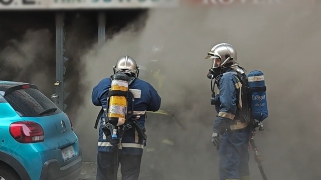 Υπό έλεγχο η πυρκαγιά σε ισόγειο χώρο συνεργείου αυτοκινήτων στον Νέο Κόσμο