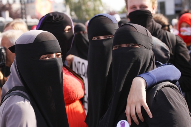 Συρία: Καλεί τις γυναίκες να φορούν «φαρδιά και σεμνά» ρούχα και μπουρκίνι στις παραλίες