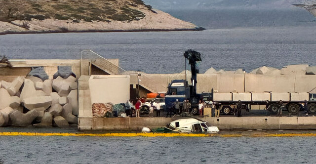 Συνελήφθη ο κυβερνήτης του ελικοπτέρου που έπεσε στη Βουλιαγμένη, έρευνα για τα αίτια - Έγκυος η μία από τις γυναίκες που σώθηκε από τη θάλα class=