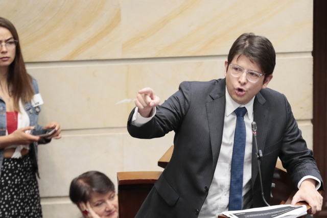 Σε εξαιρετικά κρίσιμη κατάσταση ο Κολομβιανός γερουσιαστής Ουρίμπε – Ακόμη αναζητά το κίνητρο η αστυνομία