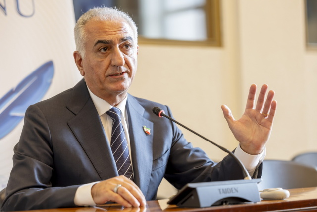 Καταρρέει το καθεστώς στο Ιράν, να ξεσηκωθεί ο κόσμος, λέει ο διάδοχος του Σάχη