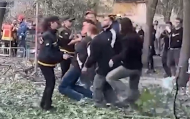 Πόλεμος στην Ουκρανία: Πατέρας καταρρέει όταν μαθαίνει πως ο γιος του ανασύρθηκε νεκρός από τα συντρίμμια - Δείτε βίντεο