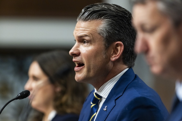 Χέγκσεθ: Ο στρατός είναι έτοιμος να εκτελέσει κάθε απόφαση του Τραμπ