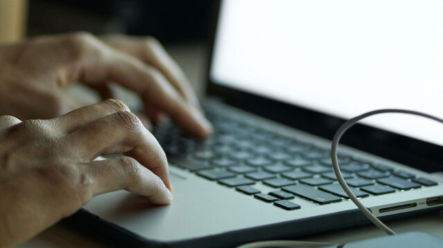 &Tau;&epsilon;&rho;ά&sigma;&tau;&iota;&omicron; &kappa;&epsilon;&nu;ό &alpha;&sigma;&phi;&alpha;&lambda;&epsilon;ί&alpha;&sigmaf;: &Delta;&iota;έ&rho;&rho;&epsilon;&upsilon;&sigma;&alpha;&nu; 16 &delta;&iota;&sigma;&epsilon;&kappa;&alpha;&tau;&omicron;&mu;&mu;ύ&rho;&iota;&alpha; credentials &sigma;&epsilon; &pi;&lambda;&alpha;&tau;&phi;ό&rho;&mu;&epsilon;&sigmaf;, ό&pi;&omega;&sigmaf; &omicron;&iota; Apple, Facebook &kappa;&alpha;&iota; Google