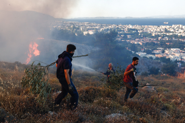Μάχη με τις φλόγες στη Χίο - Δορυφορική εικόνα αποτυπώνει την καταστροφή