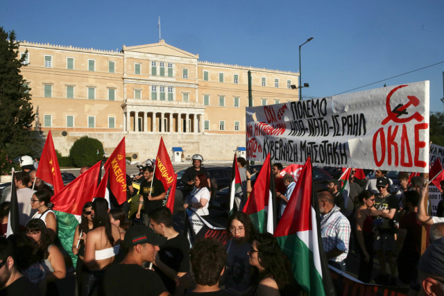 Αντιπολεμική συγκέντρωση στο κέντρο της Αθήνας - Έκλεισε η Αμαλίας, δείτε βίντεο και φωτογραφίες