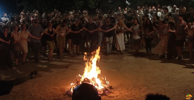 «Διονυσιακές» εικόνες στην Αθήνα: Με φωτιές, ζουρνάδες και χορούς γιορτάστηκε ο Κλήδονας, δείτε βίντεο
