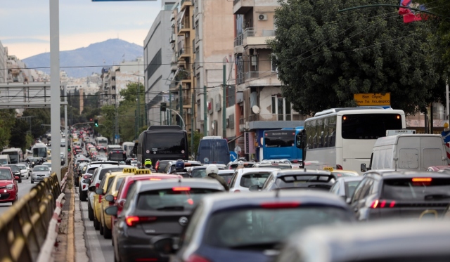 Κίνηση στους δρόμους τώρα live: Ταλαιπωρία στον Κηφισό , στο «κόκκινο» το λιμάνι του Πειραιά